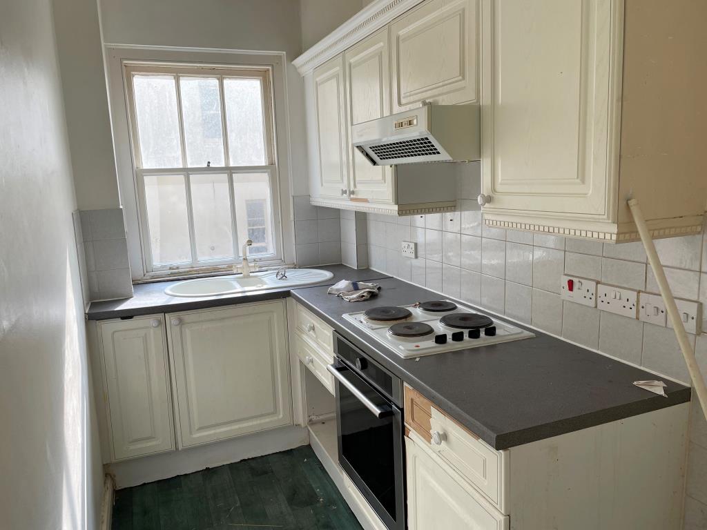 Lot: 127 - STUDIO FLAT IN SEAFRONT LOCATION -
